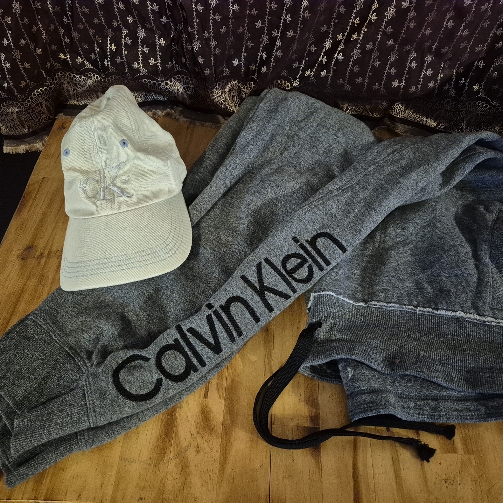 Calvin Klein Men's Gray Lounge Pants And Hat